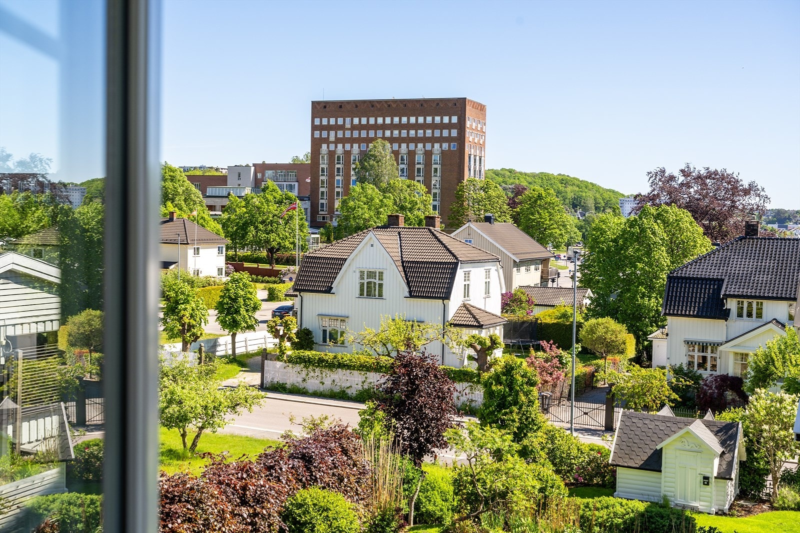 Utsyn fra et av vinduene i hovedetasjen. Galleribilde