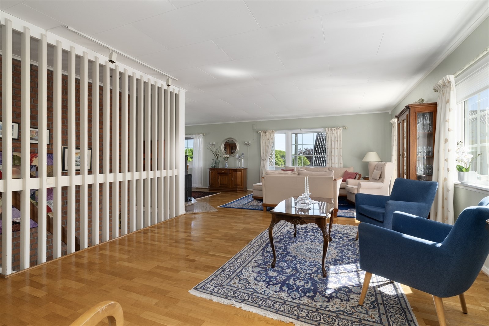 Detalj fra stuen som viser trappenedgangen til underetasjen. Galleribilde