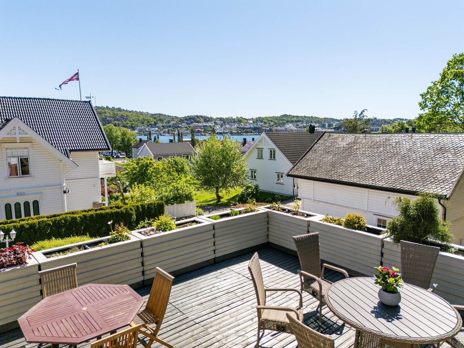 Stor takterrasse på ca. 43 m² over dobbelgarasjen, med utsikt over innseilingen til indre havn. Galleribilde