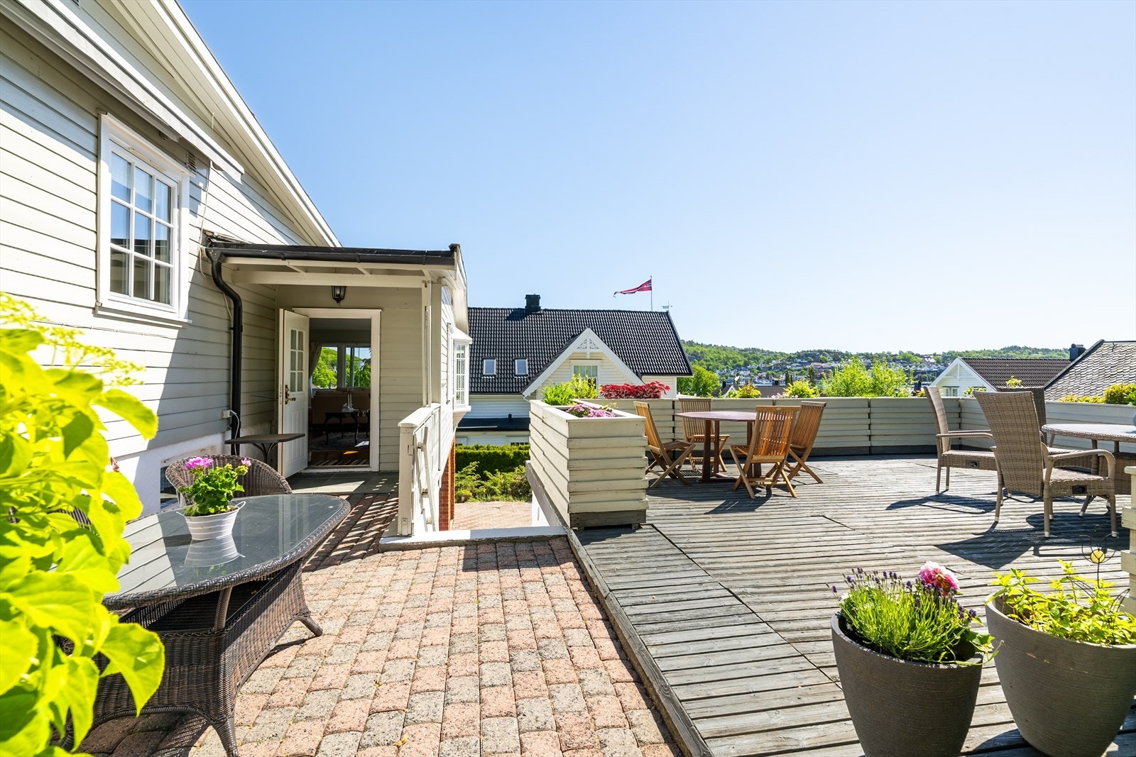 Eiendommen har flere fine uteplasser, inkludert en stor takterrasse og en markterrasse med utgang fra stuen. Galleribilde