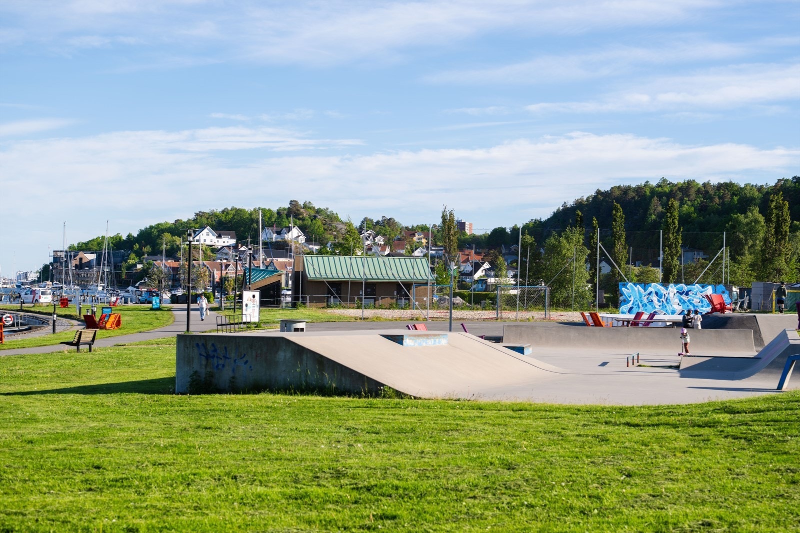 Kyststien inviterer til gå- og løpeturer langs sjøen, med rekreasjonsområder som Sandefjord Skatepark like ved. Galleribilde