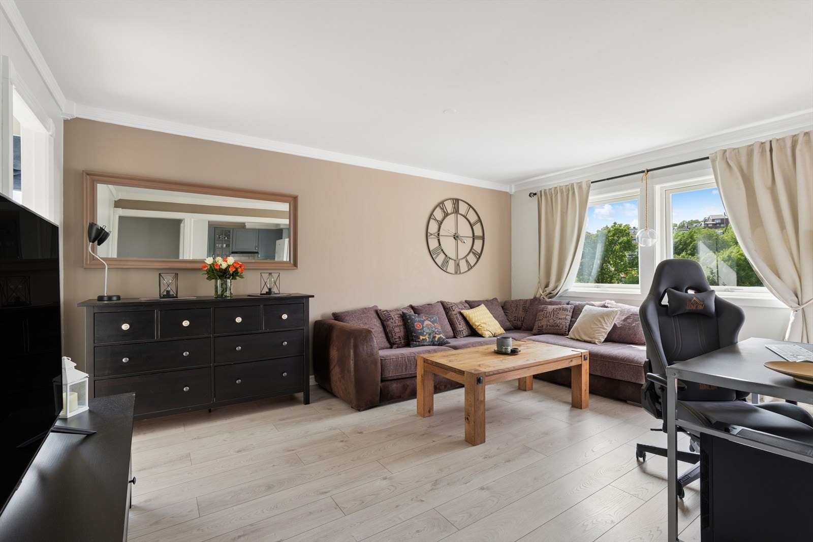Stuen har plass til en romslig sofagruppe og en egen kontorkrok. Galleribilde