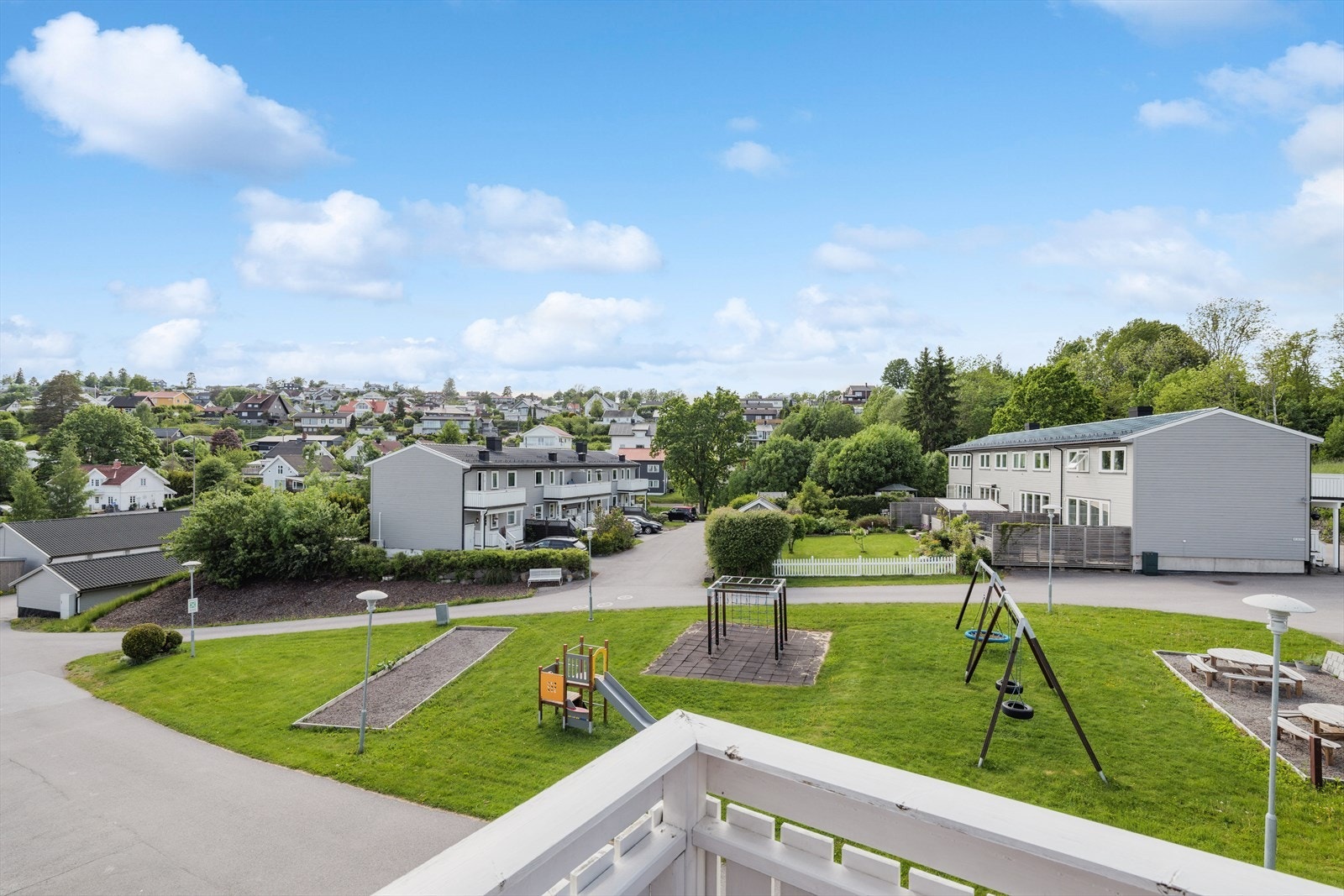 Fra leiligheten er det kort vei til Holmestrand stasjon, kun 5 minutters gange unna. Galleribilde