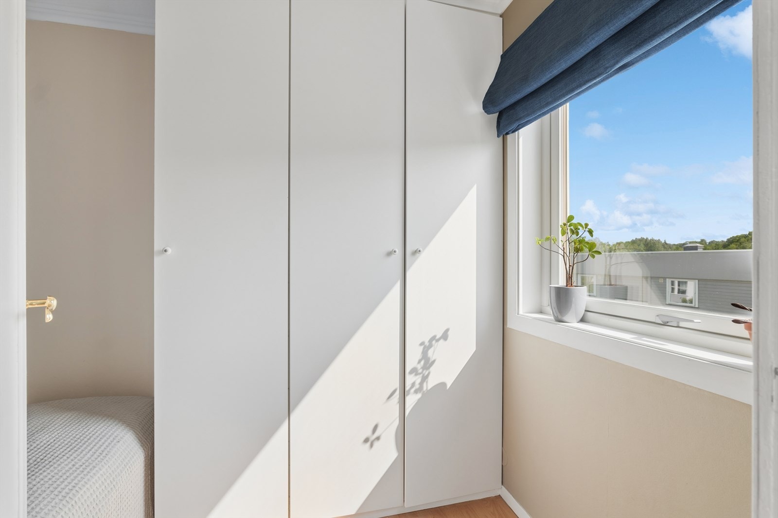 God oppbevaringsplass i garderobeskap. Galleribilde