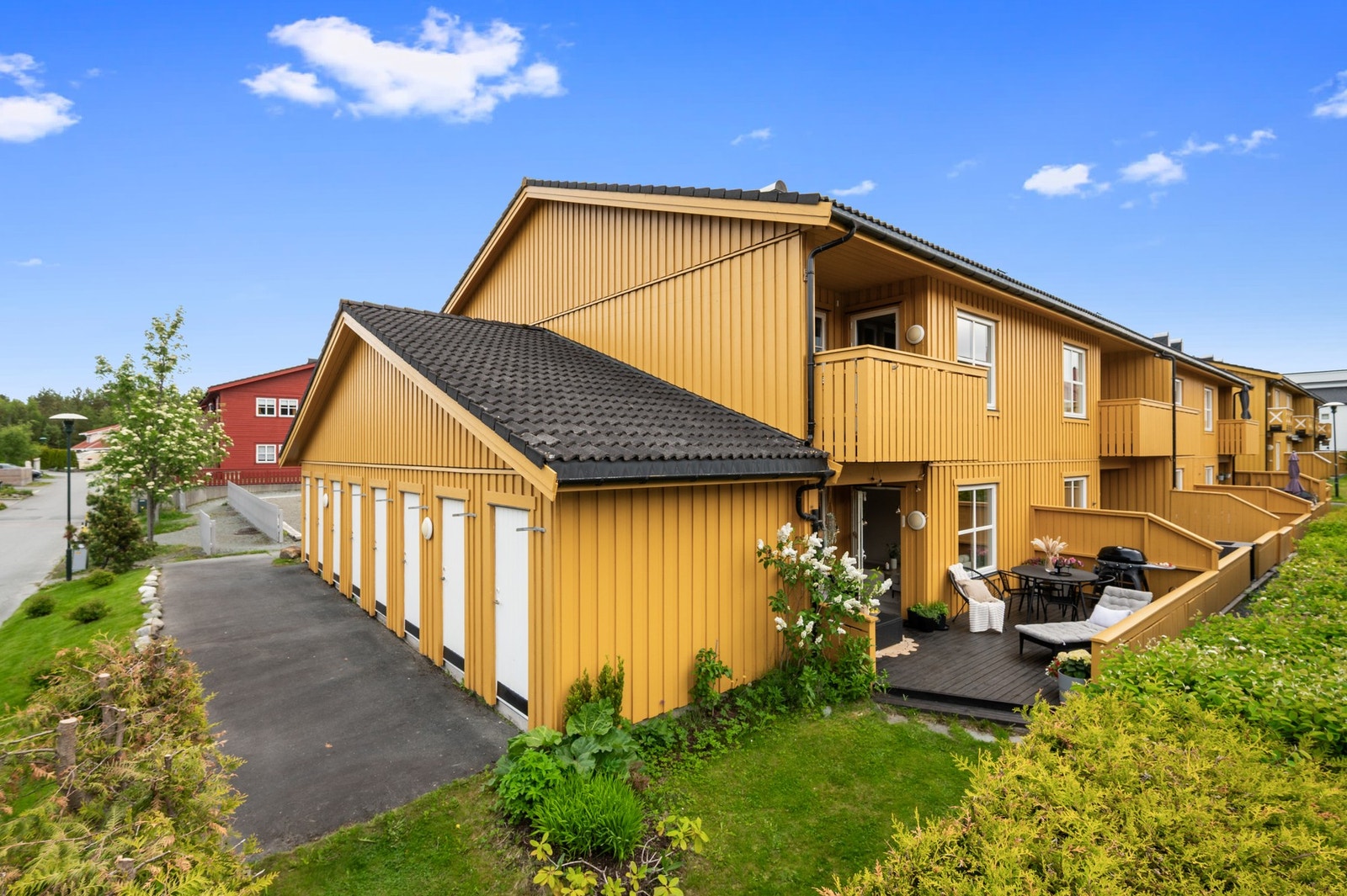 Leiligheten ligger i et rolig og etablert boligområde. Ekstern bod (nr to fra høyre) tilhører leiligheten. Galleribilde