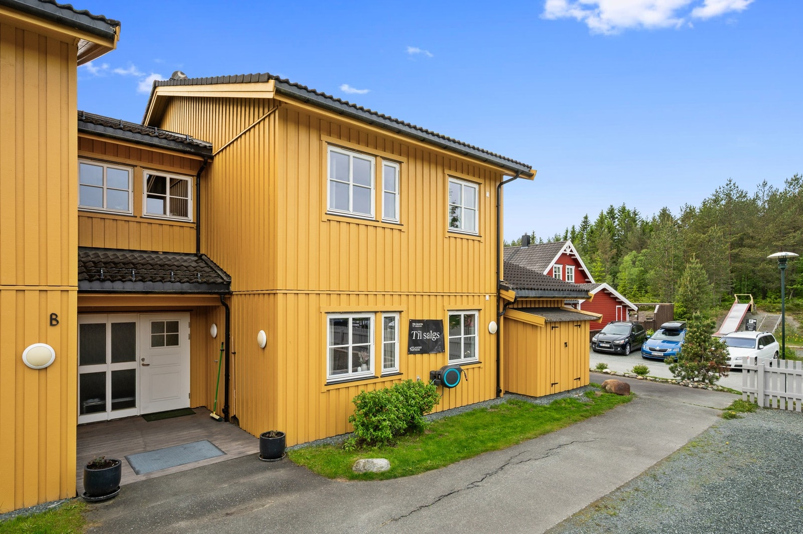 Boligen har en lett tilgjengelig beliggenhet i et trivelig område med grønne omgivelser. Galleribilde