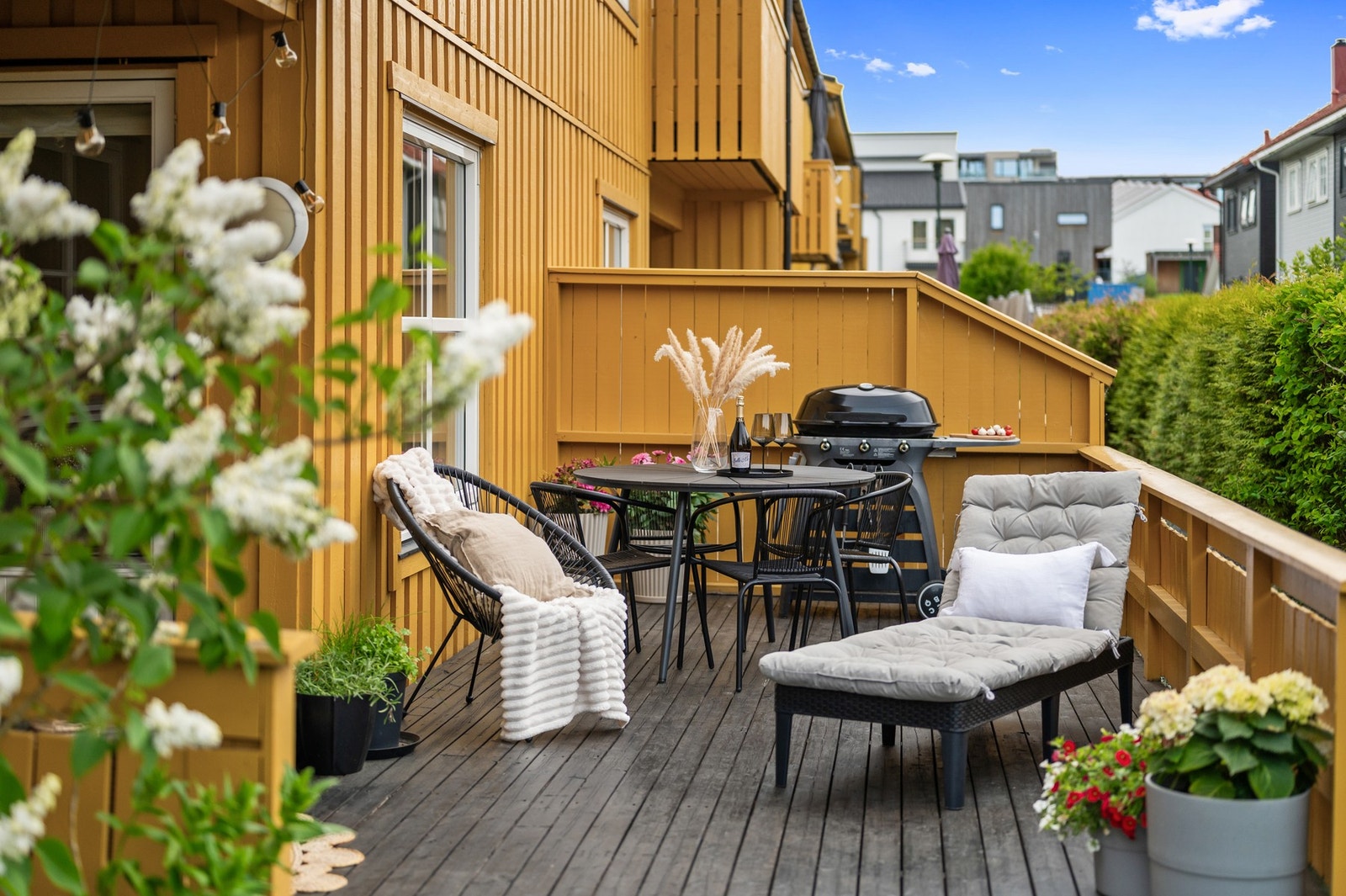 Romslig og solrik terrasse på hele 21 m² - med god plass til både sittegruppe, spisebord og grill. Galleribilde