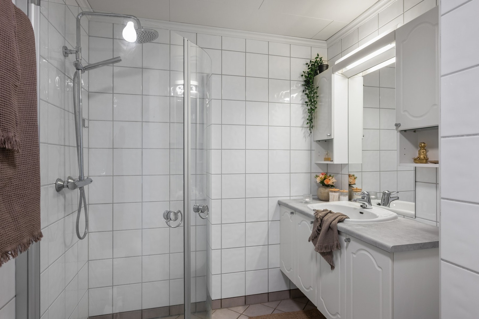 Pent og romslig bad med dusjhjørne og praktisk innredning. Galleribilde