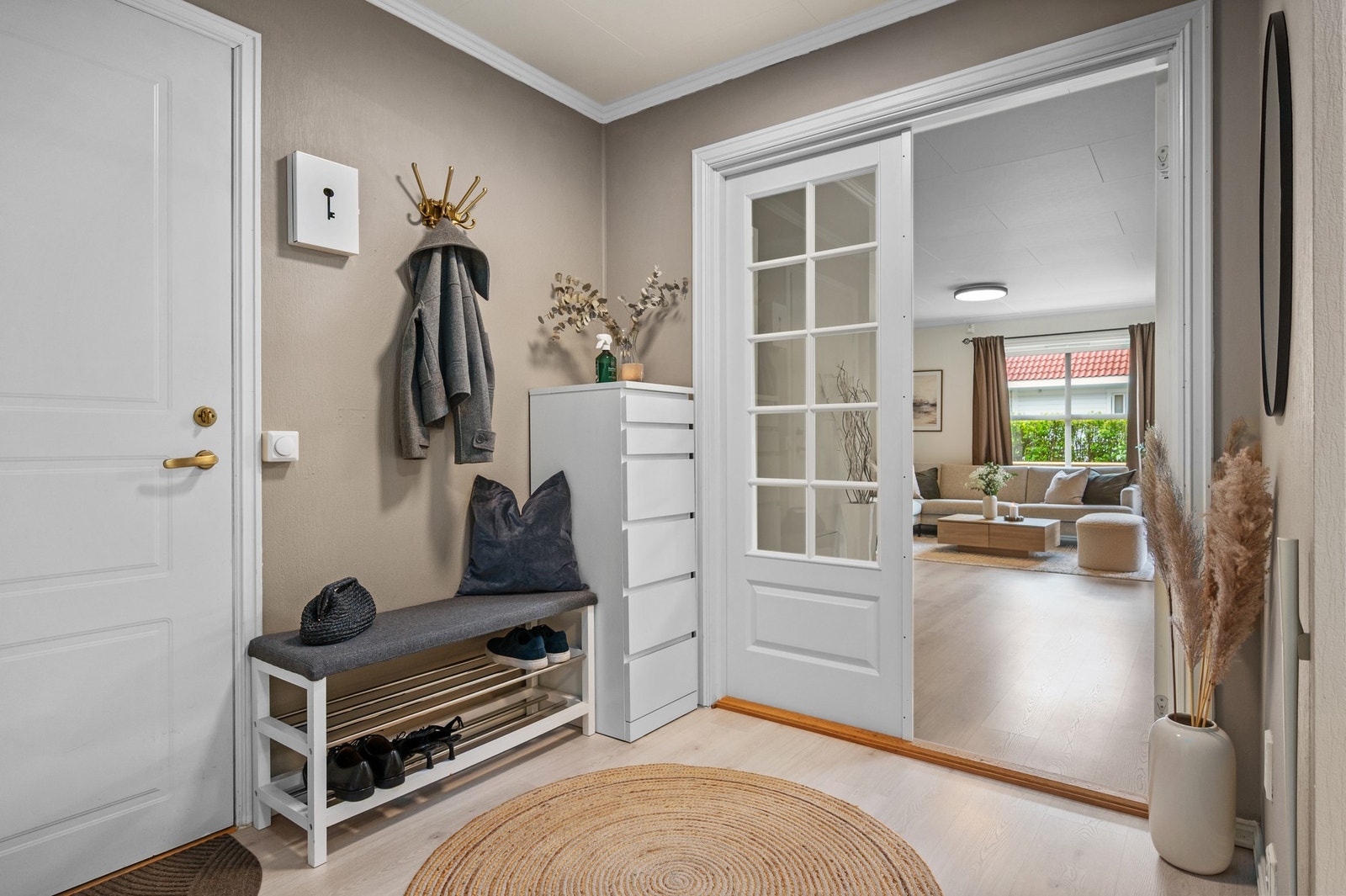 Innbydende entré med plass til yttertøy og sko, samt enkel adkomst til boligens øvrige rom. Galleribilde