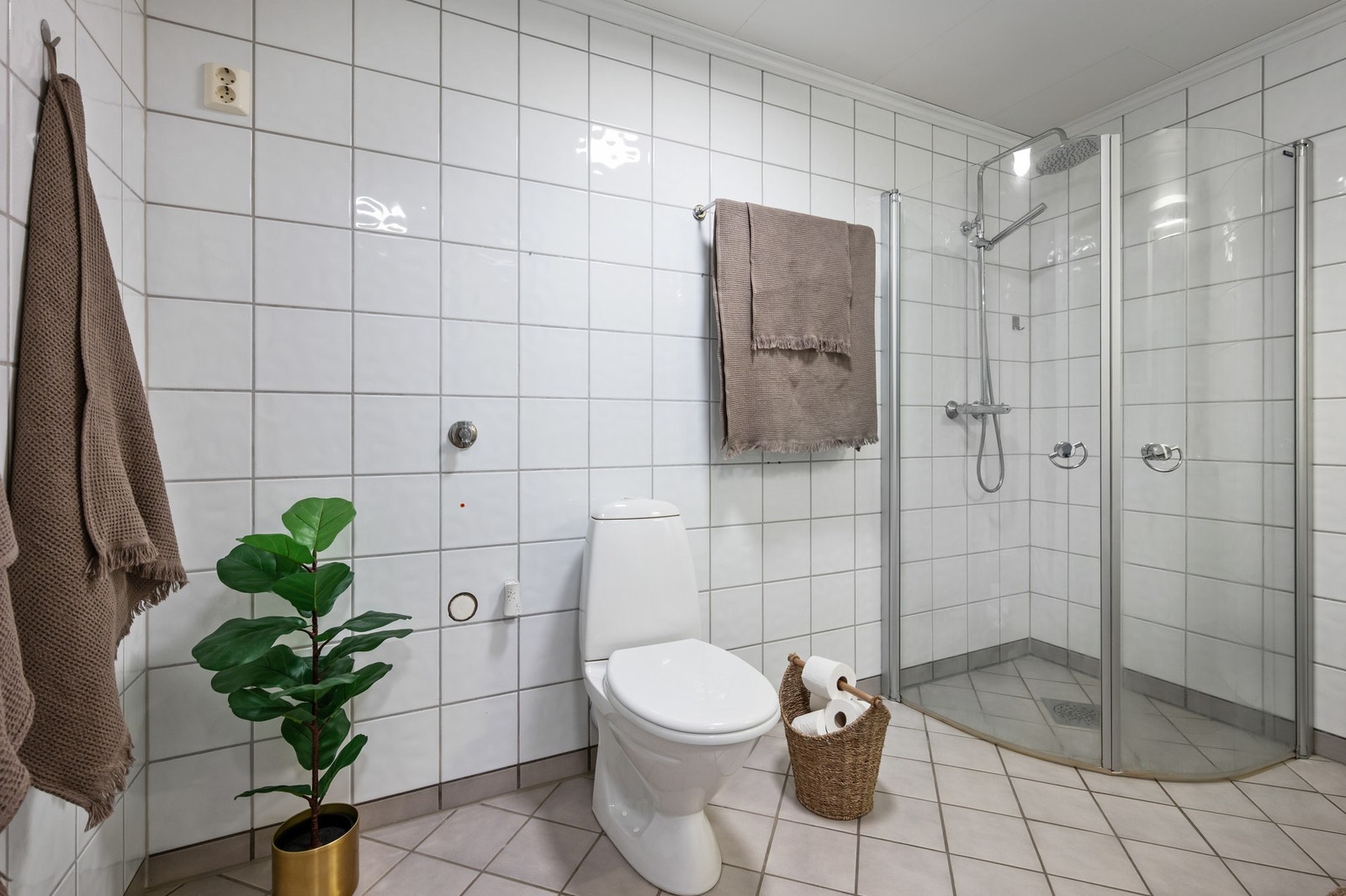 Badet har flislagte overflater og god plass til oppbevaring. Galleribilde