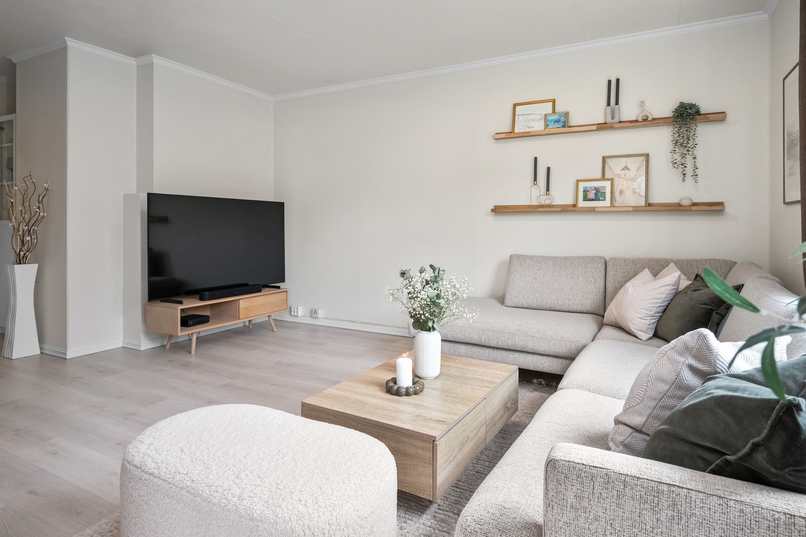 Stuen har god plass til en romslig sofagruppe og byr på flere fine møbleringsmuligheter. Galleribilde