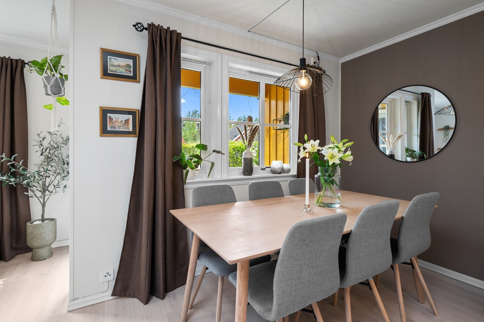 Spiseplassen ligger naturlig plassert ved vinduene, med fin kontakt mot terrassen. Galleribilde
