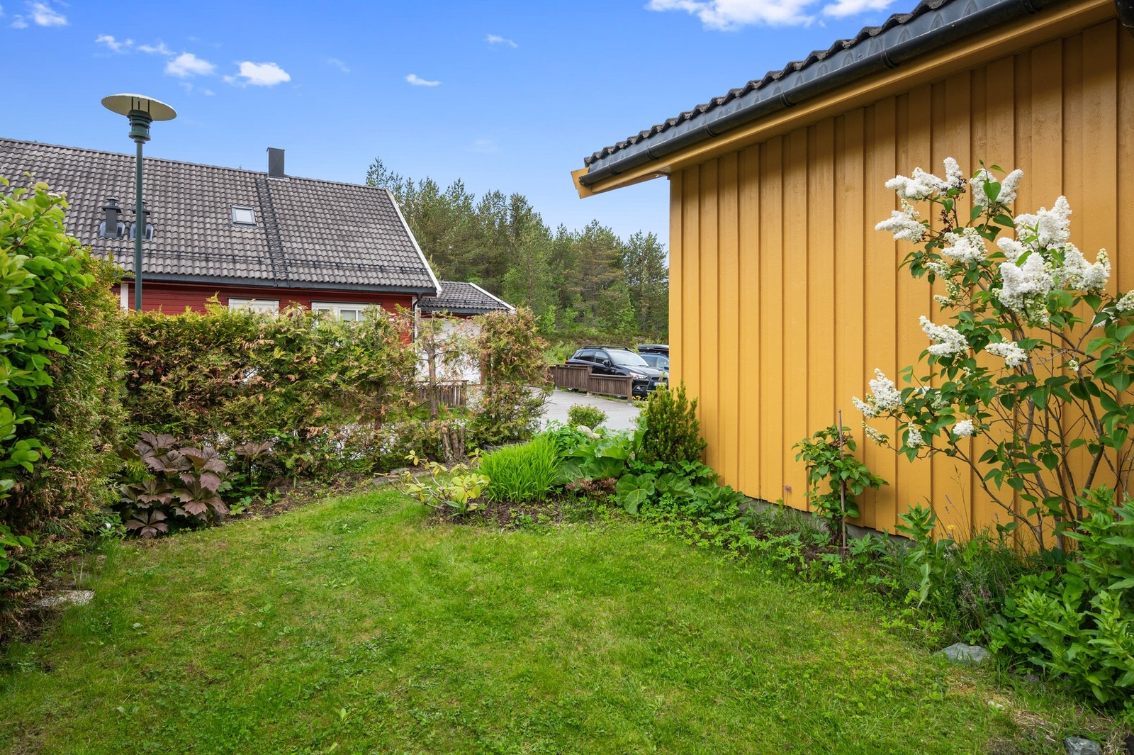 Borettslaget har et hyggelig uteområde med plen og fine muligheter for beplantning. Galleribilde
