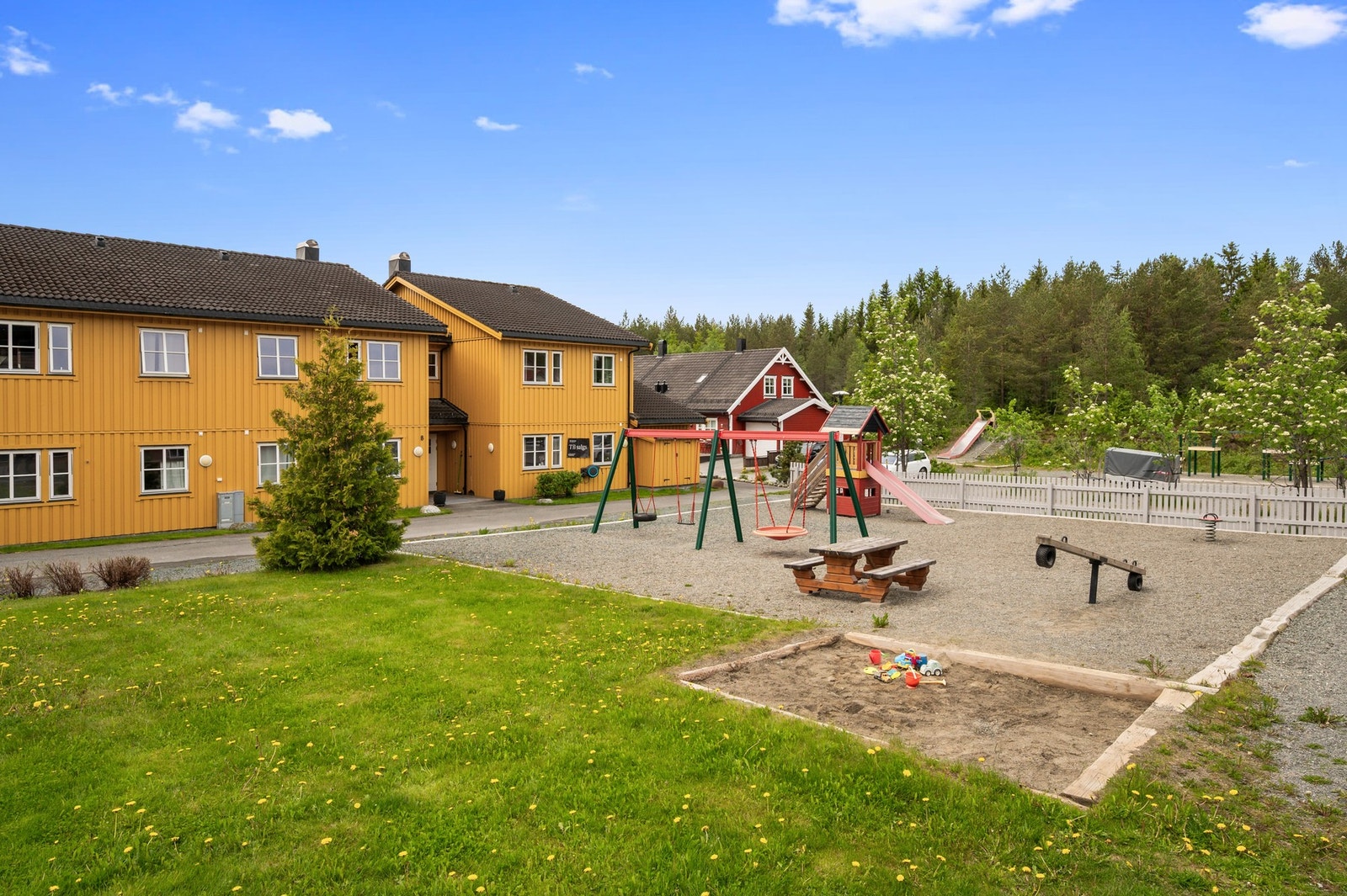 Nærområdet byr på lekeplass og fine utearealer - perfekt for barnefamilier. P-plass i kjeller følger også med, og muligheter for å koble opp el-lader er tilstede. Galleribilde
