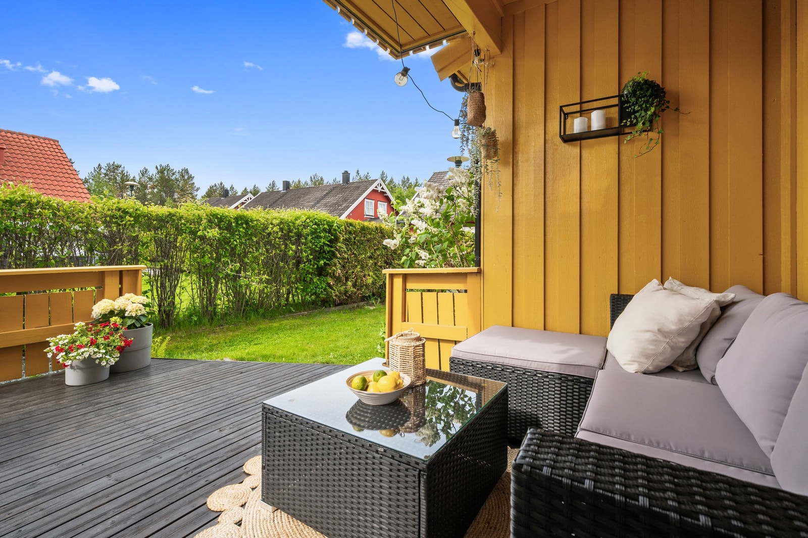 En skjermet og hyggelig uteplass som fungerer som en fin forlengelse av boligen i sommerhalvåret. Galleribilde