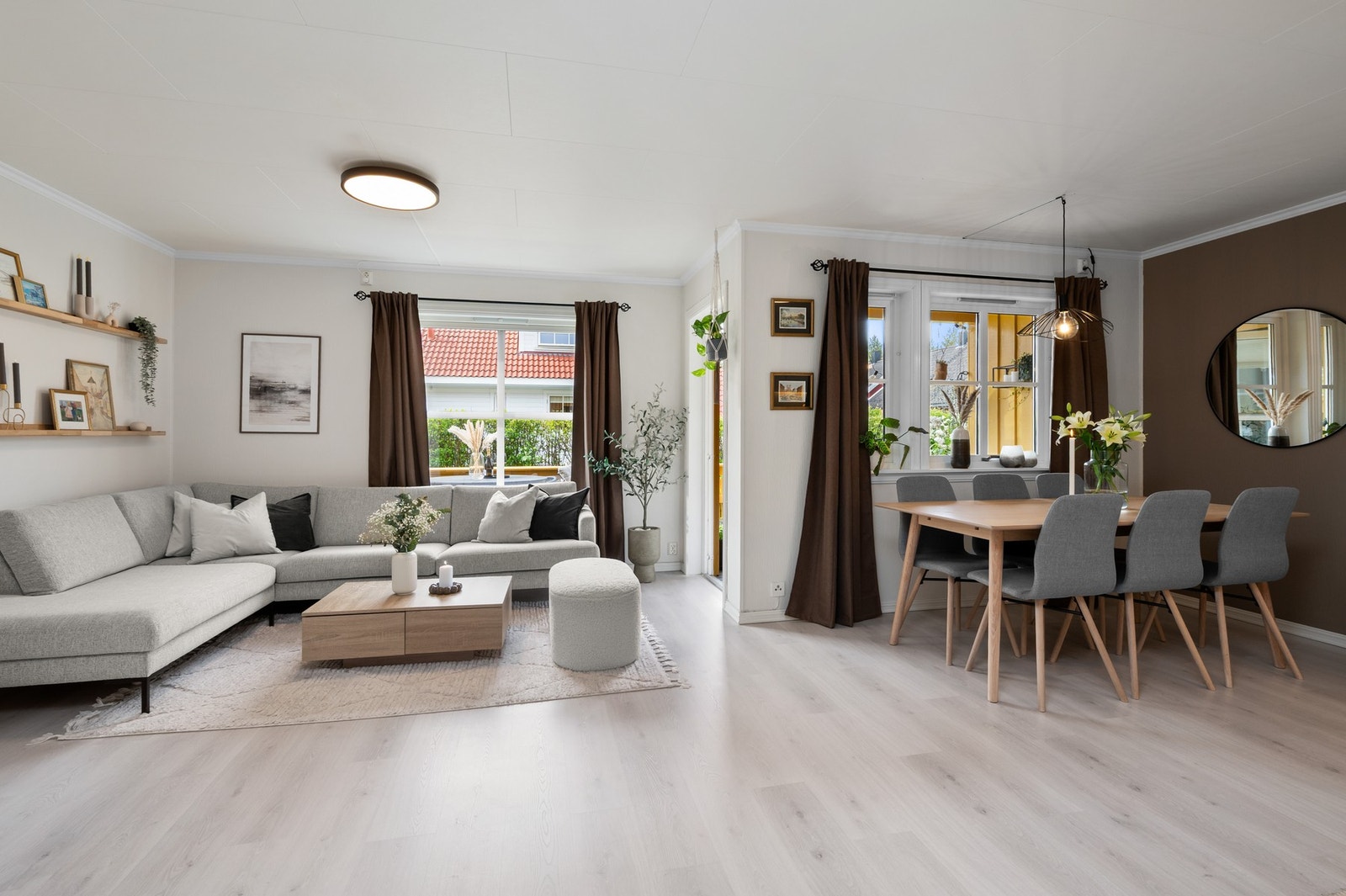 Lys og innbydende stue med åpen løsning mot spiseplassen og utgang til den romslige terrassen. Galleribilde