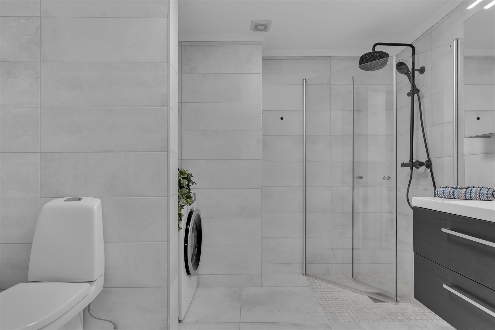Badet ble pusset opp i 2022 og fremstår moderne og funksjonelt. Veggene og gulvet er flislagt, og gulvet er utstyrt med elektriske varmekabler som gir en behagelig varme. Galleribilde