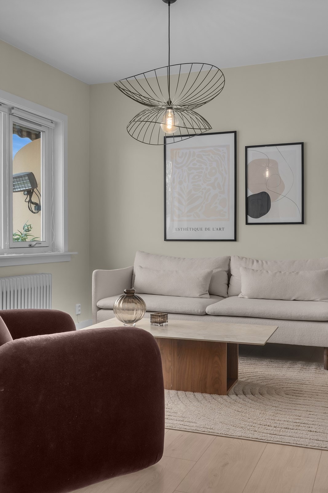 Store vindusflater slipper inn rikelig med dagslys. Galleribilde