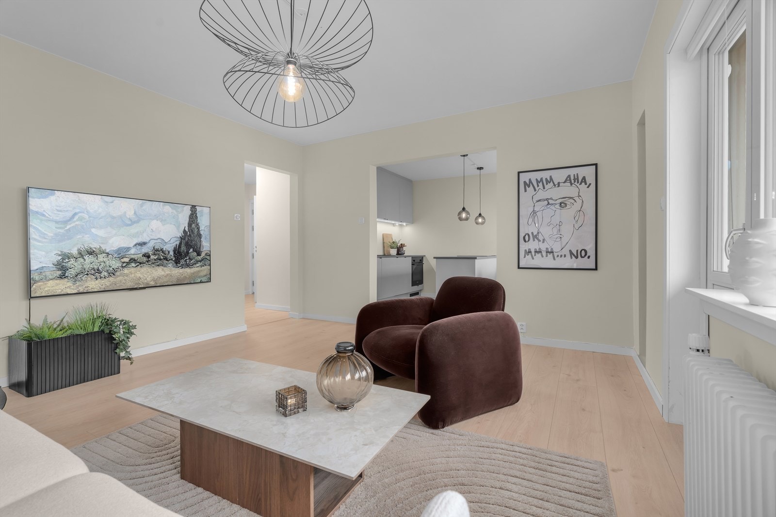 Stuen er romslig og gir god plass til en sofagruppe samt andre møbleringsmuligheter. Galleribilde