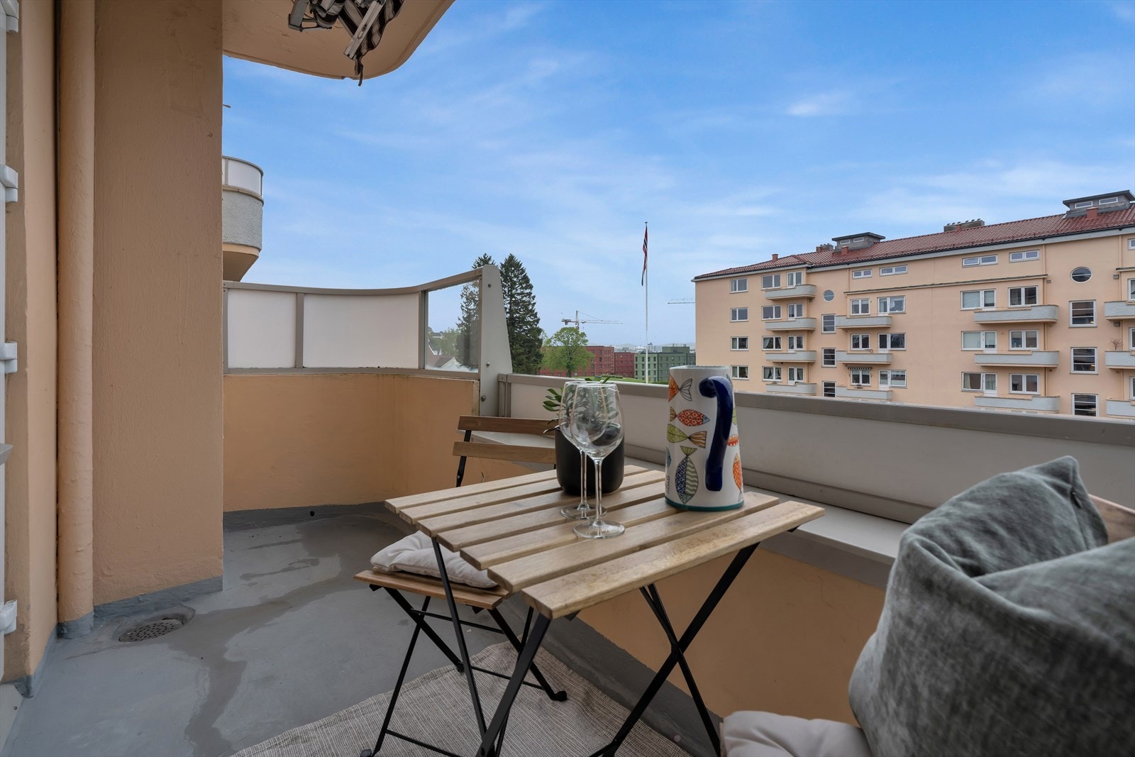 Balkongen har utsikt over nabolaget og byr på en hyggelig plass til å sette ut en liten sittegruppe. Her kan du nyte solfylte dager og rolige kvelder i behagelige omgivelser - en perfekt forlengelse av oppholdssonen. Galleribilde