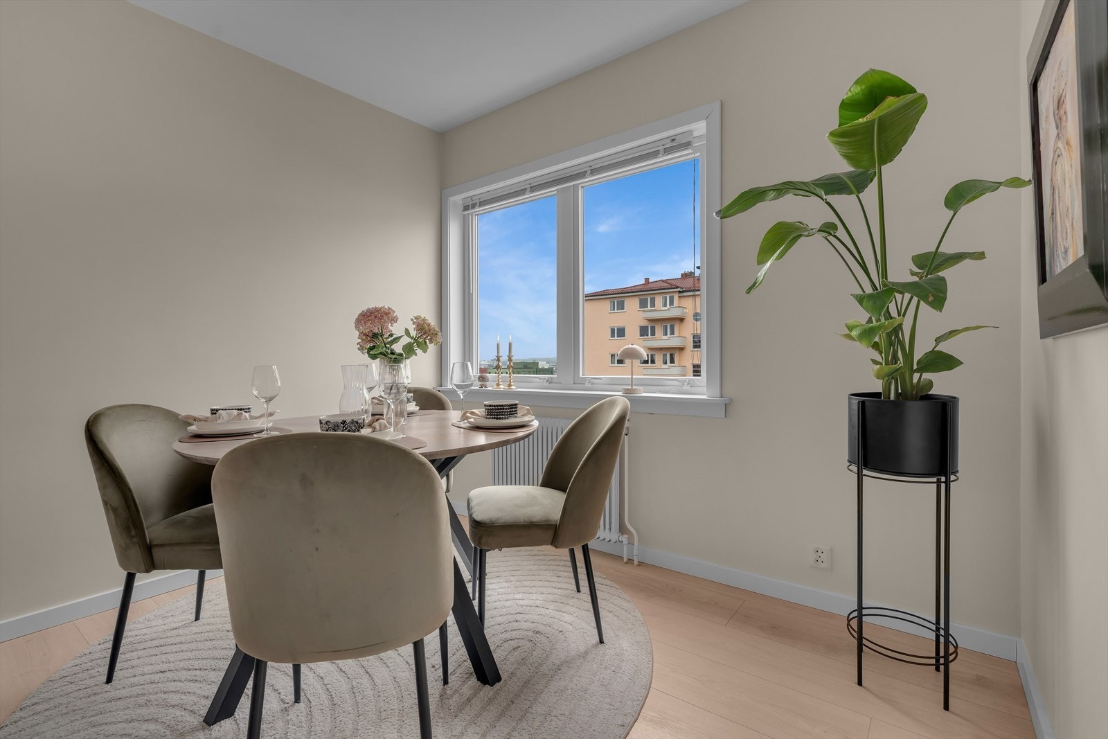 Spiseplassen er et sosialt samlingspunkt i leiligheten. Galleribilde