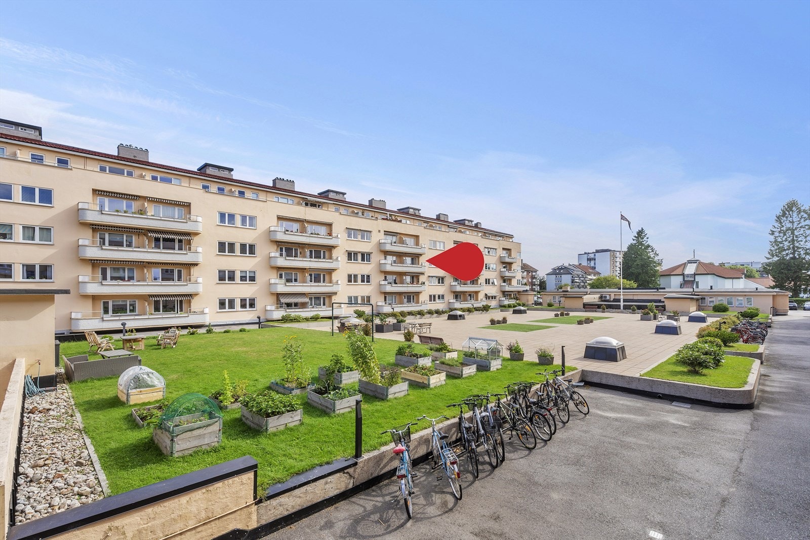 Solbygg er et velholdt boligselskap med store, grønne fellesarealer. Galleribilde