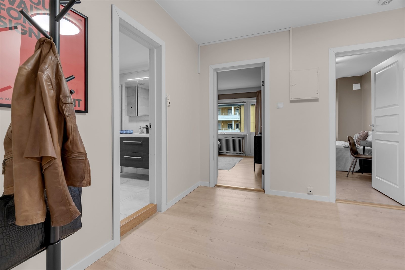 Sikringsskapet, utstyrt med moderne automatsikringer, er også plassert her. Overflatene i gangen ble nylig sparklet og malt i 2025, noe som gir rommet et pent og velholdt uttrykk. Galleribilde