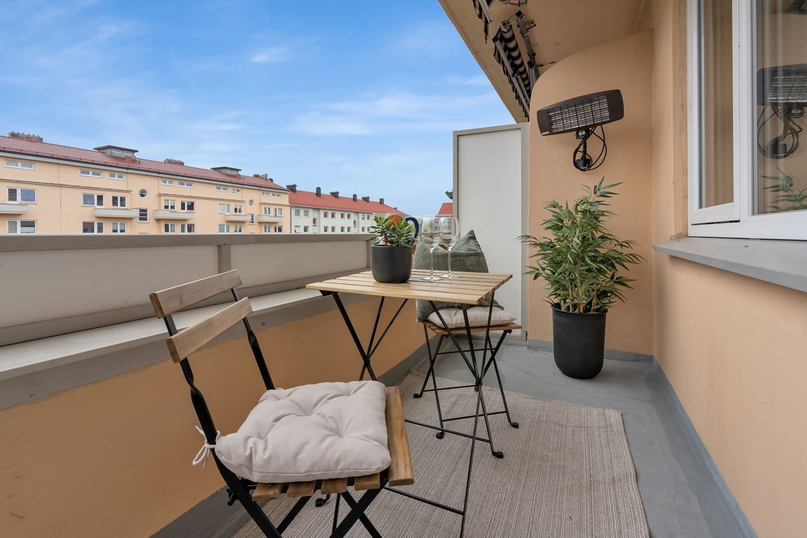 Fra stuen har du direkte utgang til en balkong med solid betongdekke og rekkverk i mur og metall. Balkongen har også en effektiv varmelampe, som gjør det mulig å nyte utelivet komfortabelt selv på kjølige kvelder. Galleribilde