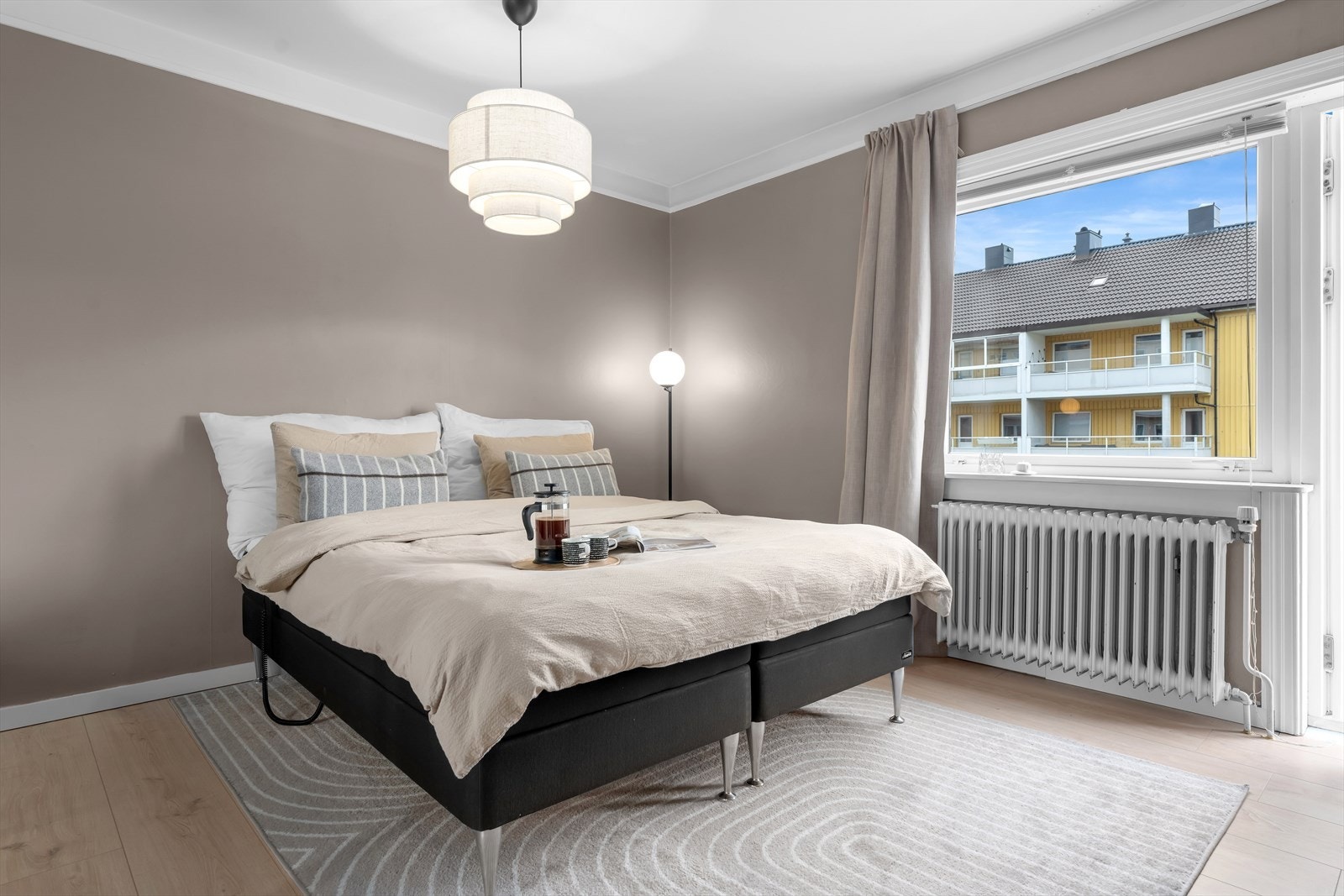 Fra soverommet har du direkte utgang til en balkong med solid betongdekke og rekkverk i mur og metall. Galleribilde