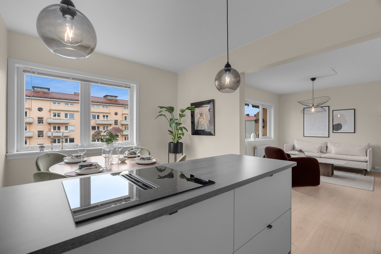 Kjøkkenet, levert av Sørlandskjøkken, er fra 2025 og fremstår moderne og funksjonelt. Innredningen har glatte fronter og en slitesterk benkeplate i laminat. Galleribilde