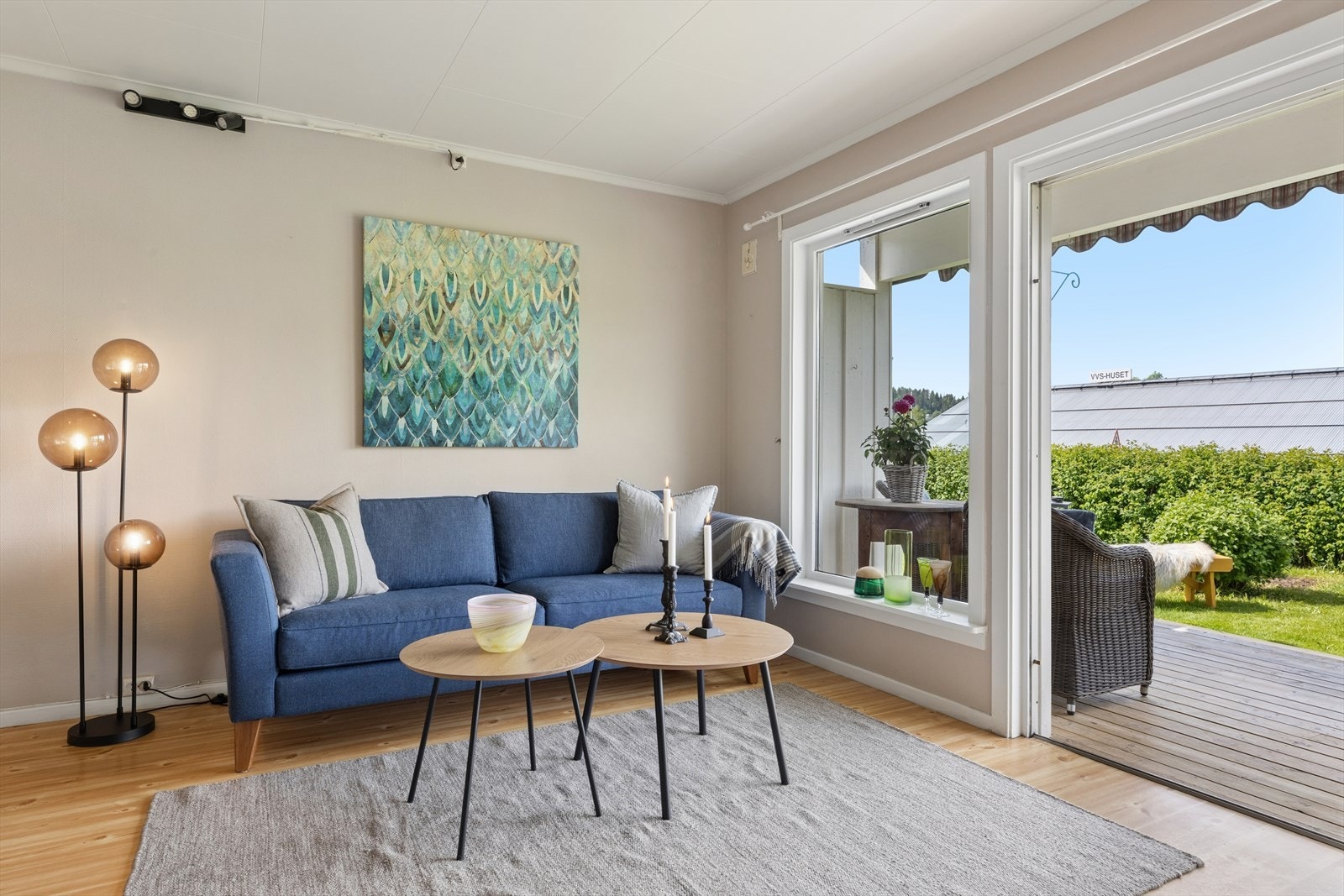 Vinduer slipper inn lys og kobler stuen med uteområdet. Galleribilde