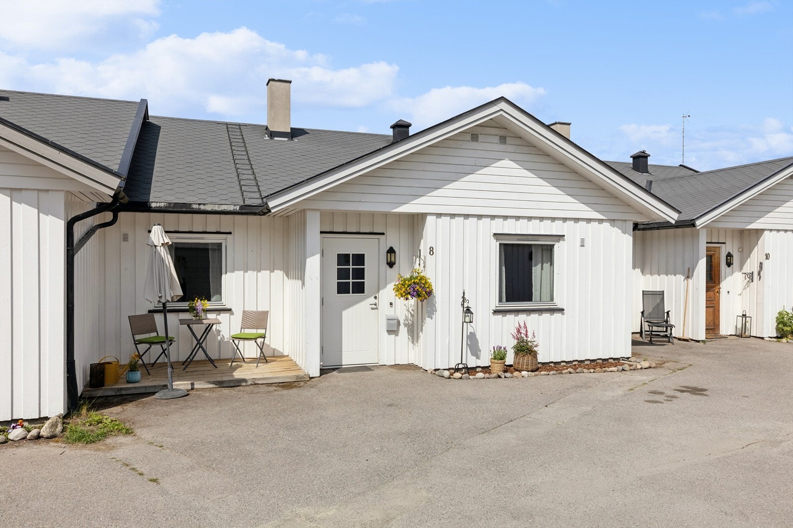 I tillegg til hagen på baksiden, har boligen en sørvendt uteplass ved inngangspartiet. Galleribilde
