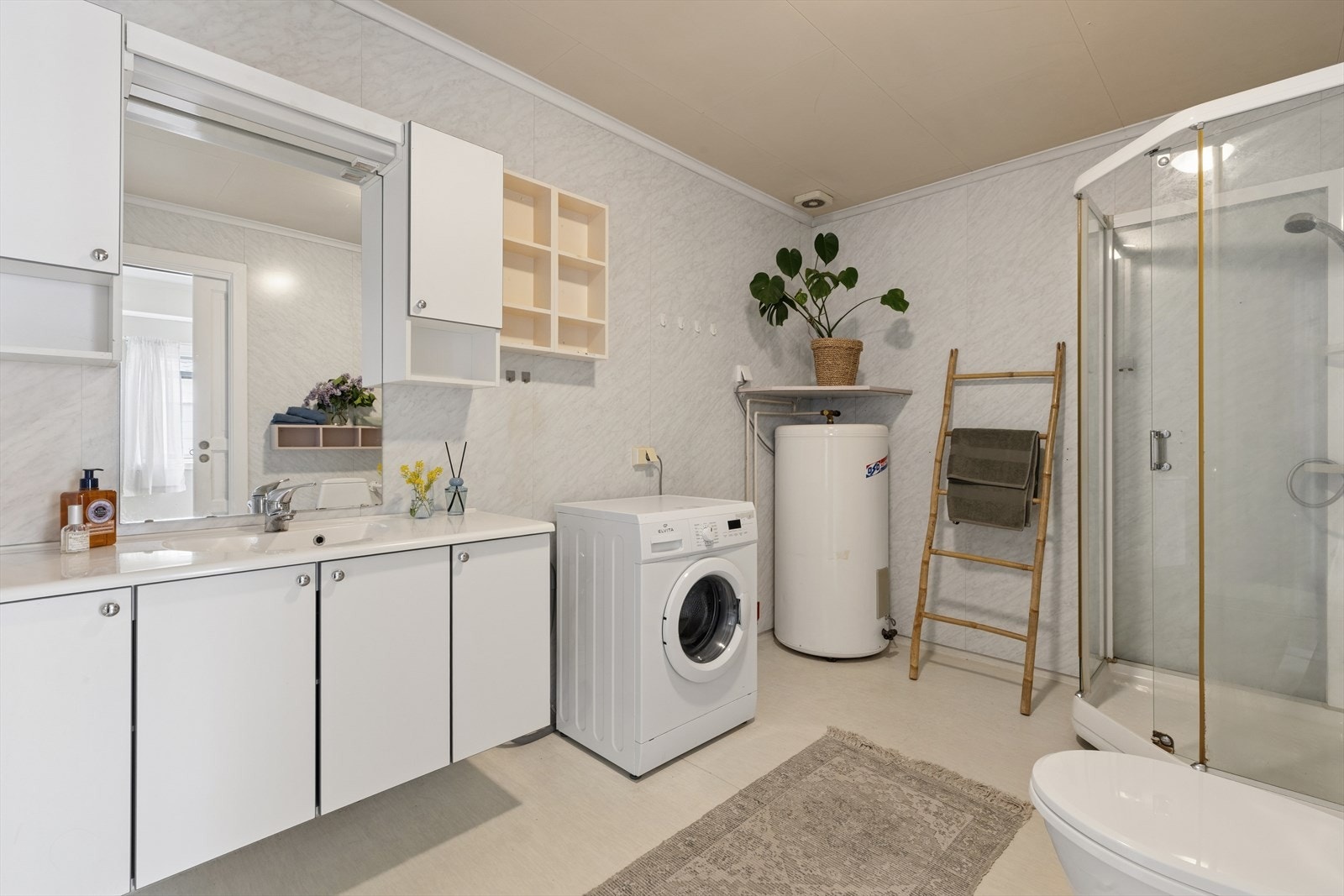 Badet har våtromsplater på veggene og belegg på gulv med gulvvarme. Galleribilde