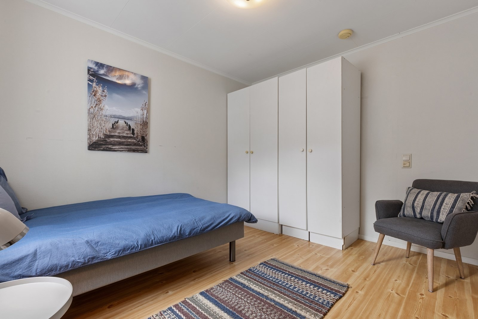 Rommet har plass til garderobeskap for god oppbevaring. Galleribilde
