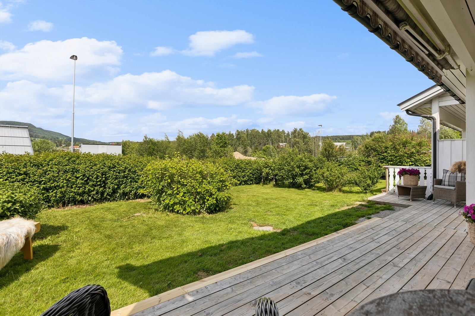 Hagen er pent opparbeidet med plen og hekk som rammer inn uteområdet. Galleribilde