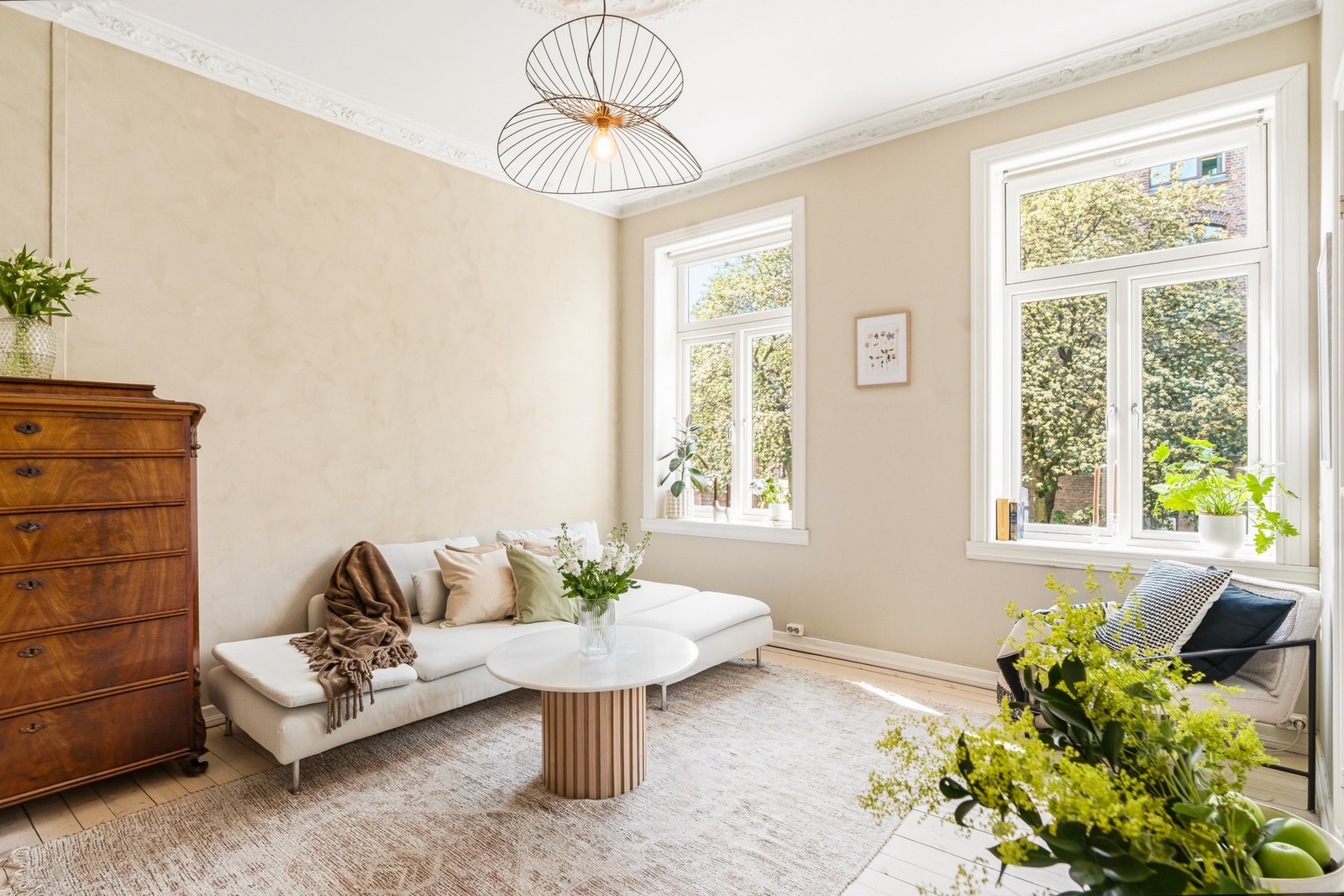 Store vindusflater med dype karmer sørger for godt med naturlig lys inn i rommet. Galleribilde
