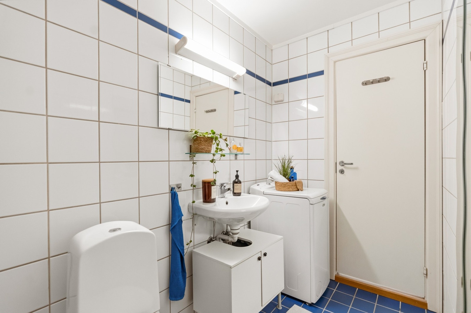Det er varmekabler i gulv. Badet er ifølge tidligere salgsoppgave pusset opp i regi av borettslaget i 2001. Galleribilde