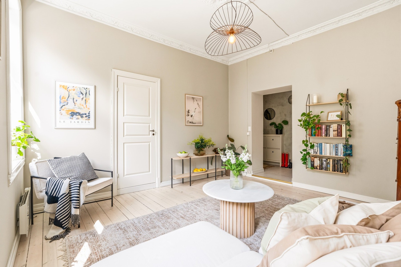 Leiligheten har en gjennomgående og god planløsning. Stuen er romslig, og har god plass til flere møbleringssoner om ønskelig. Galleribilde