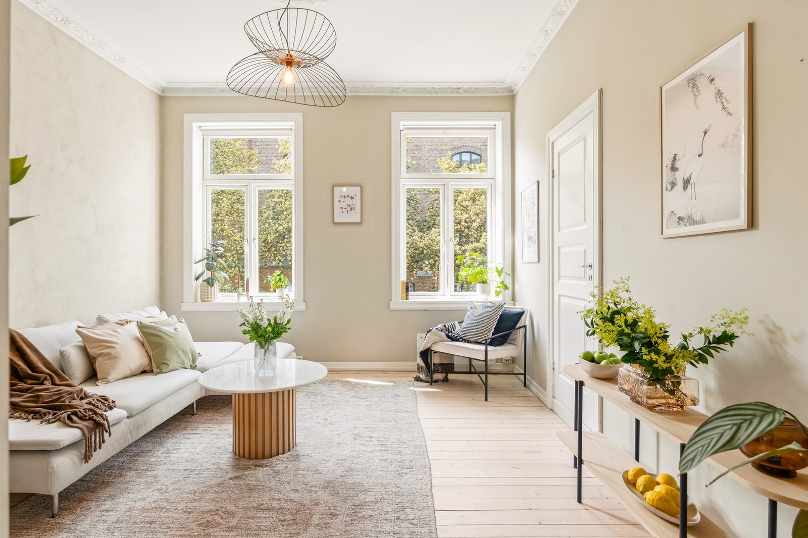 Boligen byr på klassiske detaljer som rosett og stukkatur, god himlingshøyde, store vindusflater med dype karmer og en fantastisk romfølelse. Galleribilde