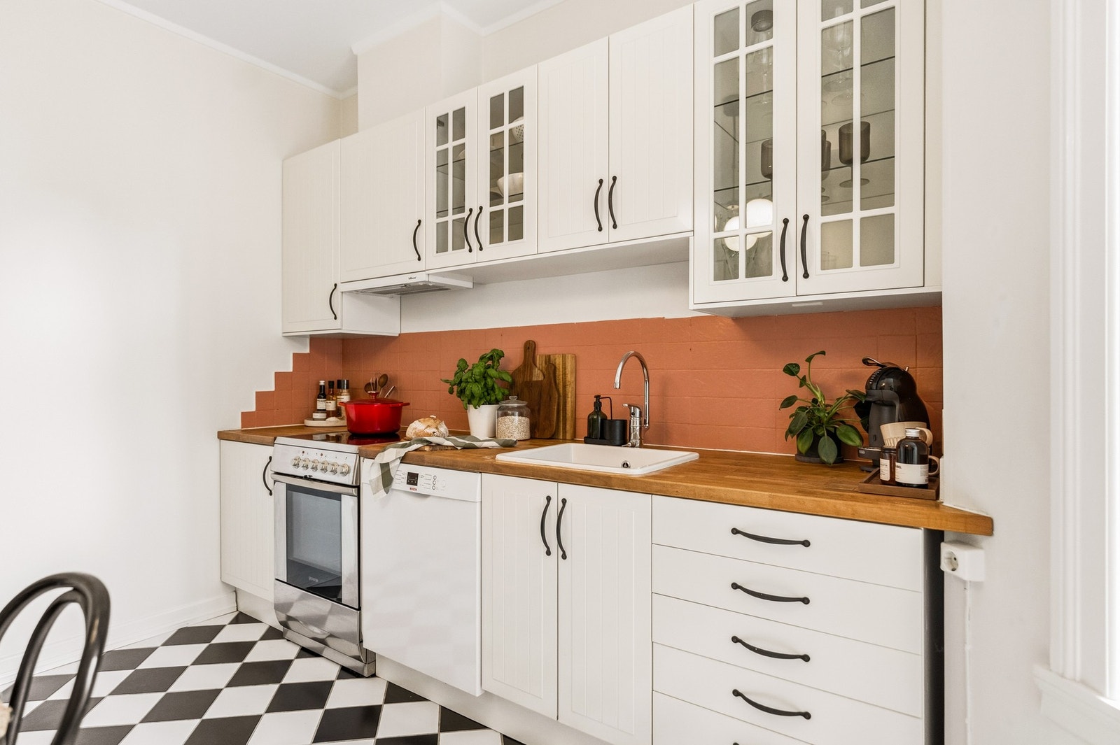 Kjøkkenet er utstyrt med frittstående oppvaskmaskin, kjøleskap med fryser og stekeovn med platetopp. Naturlig ventilasjon via vindu. Galleribilde