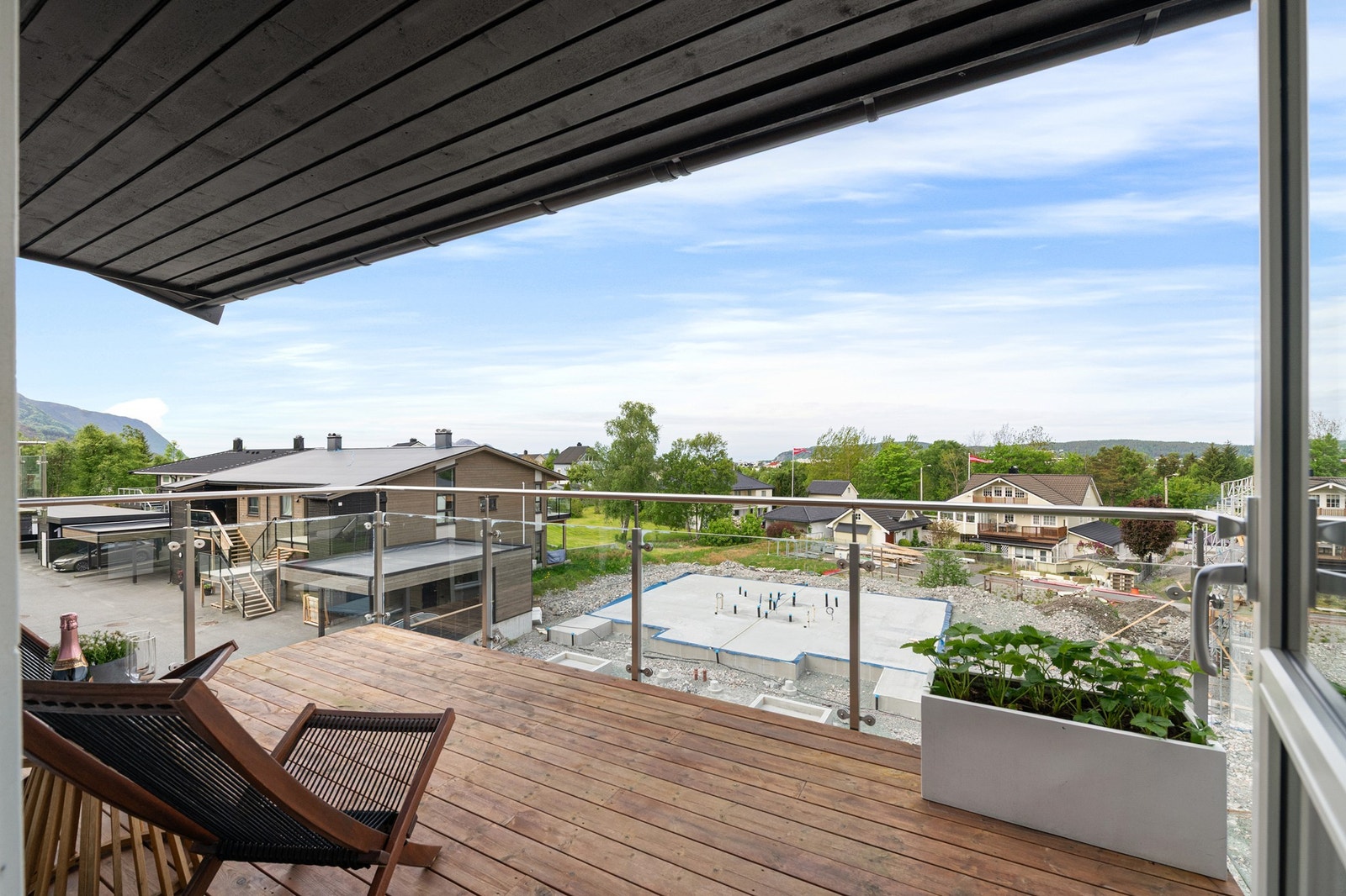 Veranda på ca. 11 kvm med plass til utemøbler Galleribilde