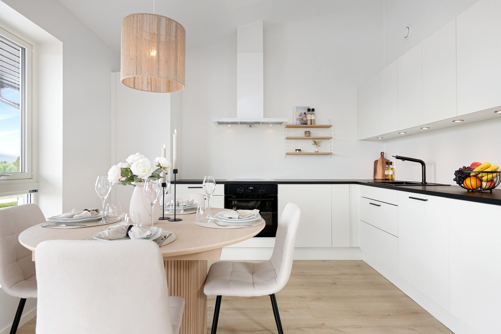 Kjøkkeninnredning fra HTH med hvite matte fronter og laminat benkeplate Galleribilde