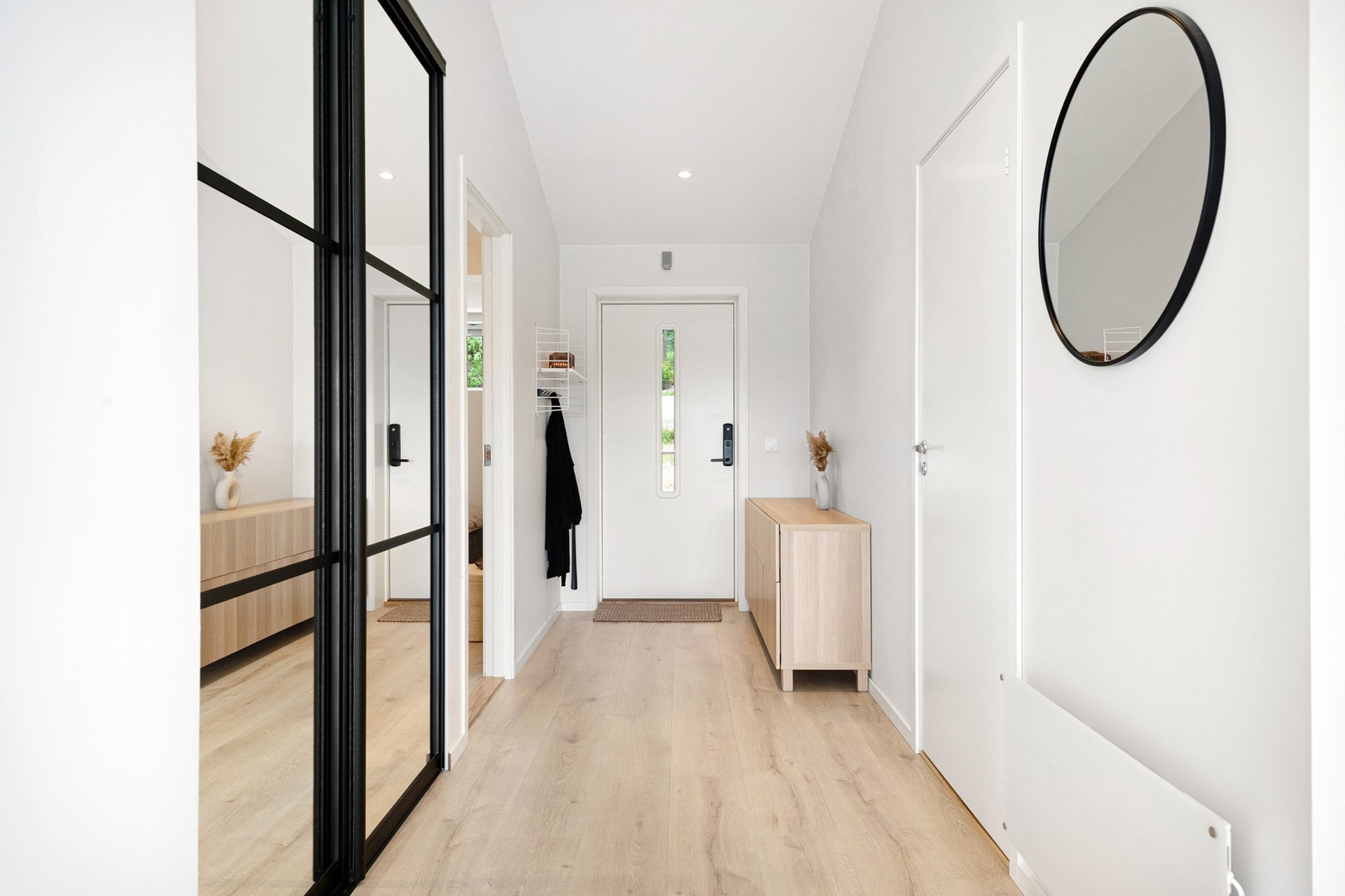 Gang med skyvedørsgarderobe Galleribilde
