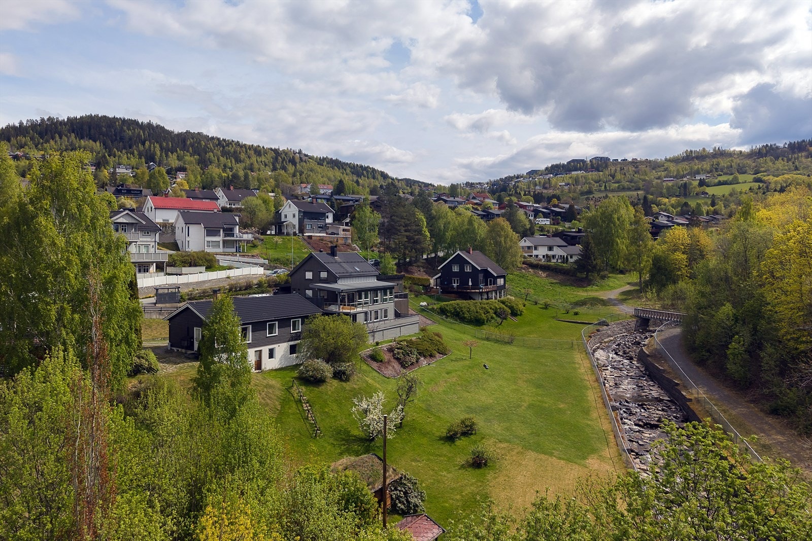 Eiendommen ligger i et attraktivt og barnevennlig boligområde. Galleribilde