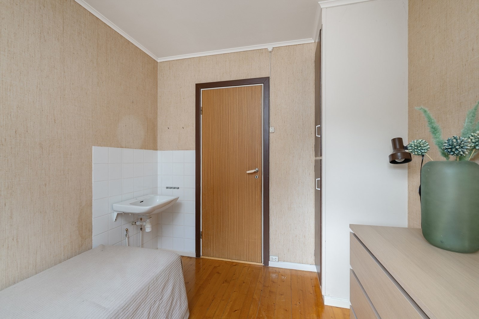Rommet er også utstyrt med en servant. Galleribilde