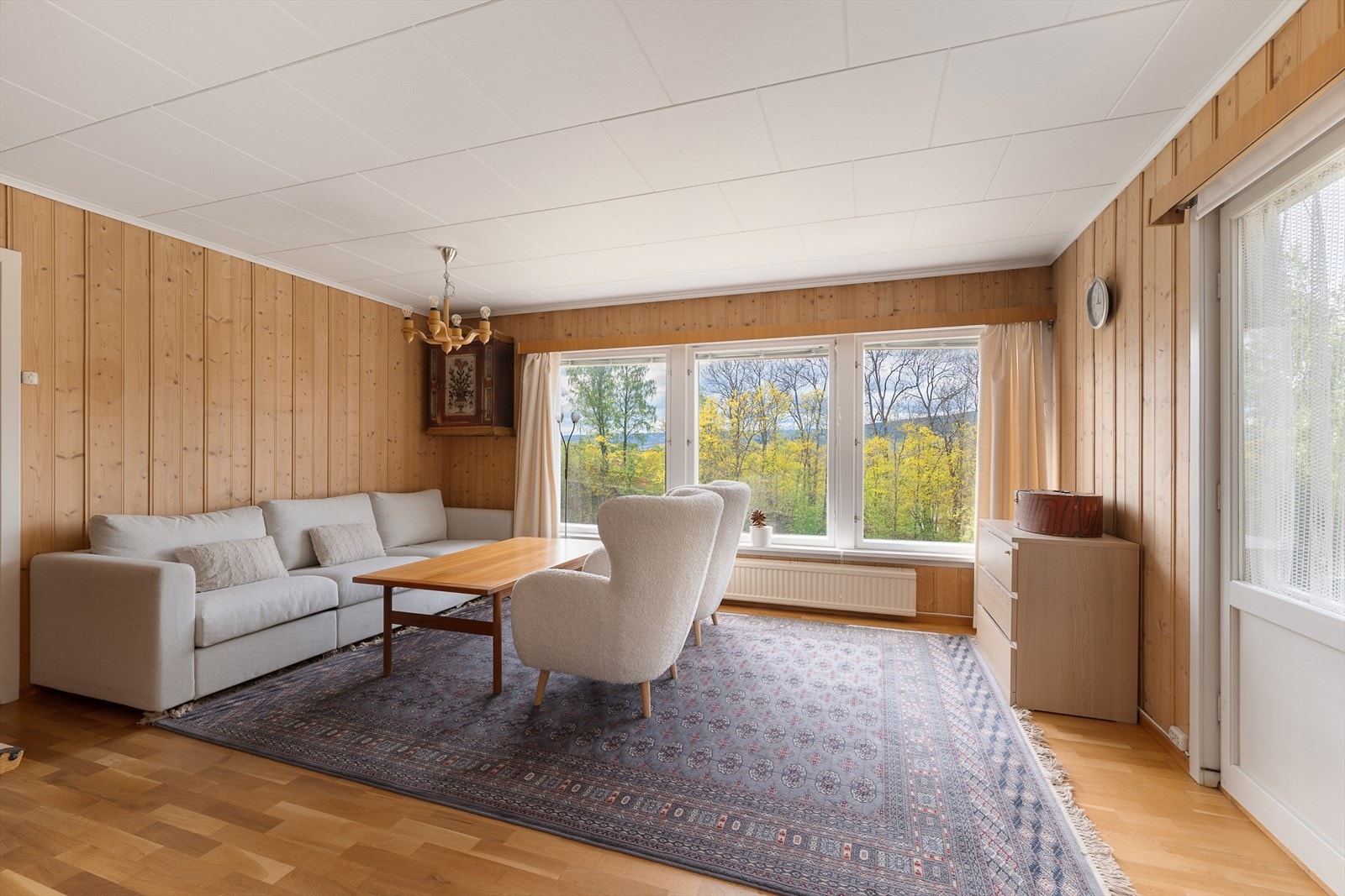 En lys stue med plass til møblering av sofa og kommode Galleribilde