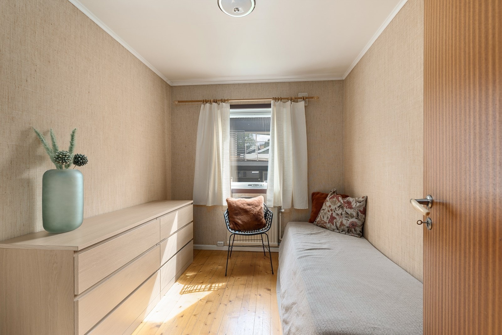 Det tredje soverommet i etasjen, med tapetserte vegger. Galleribilde