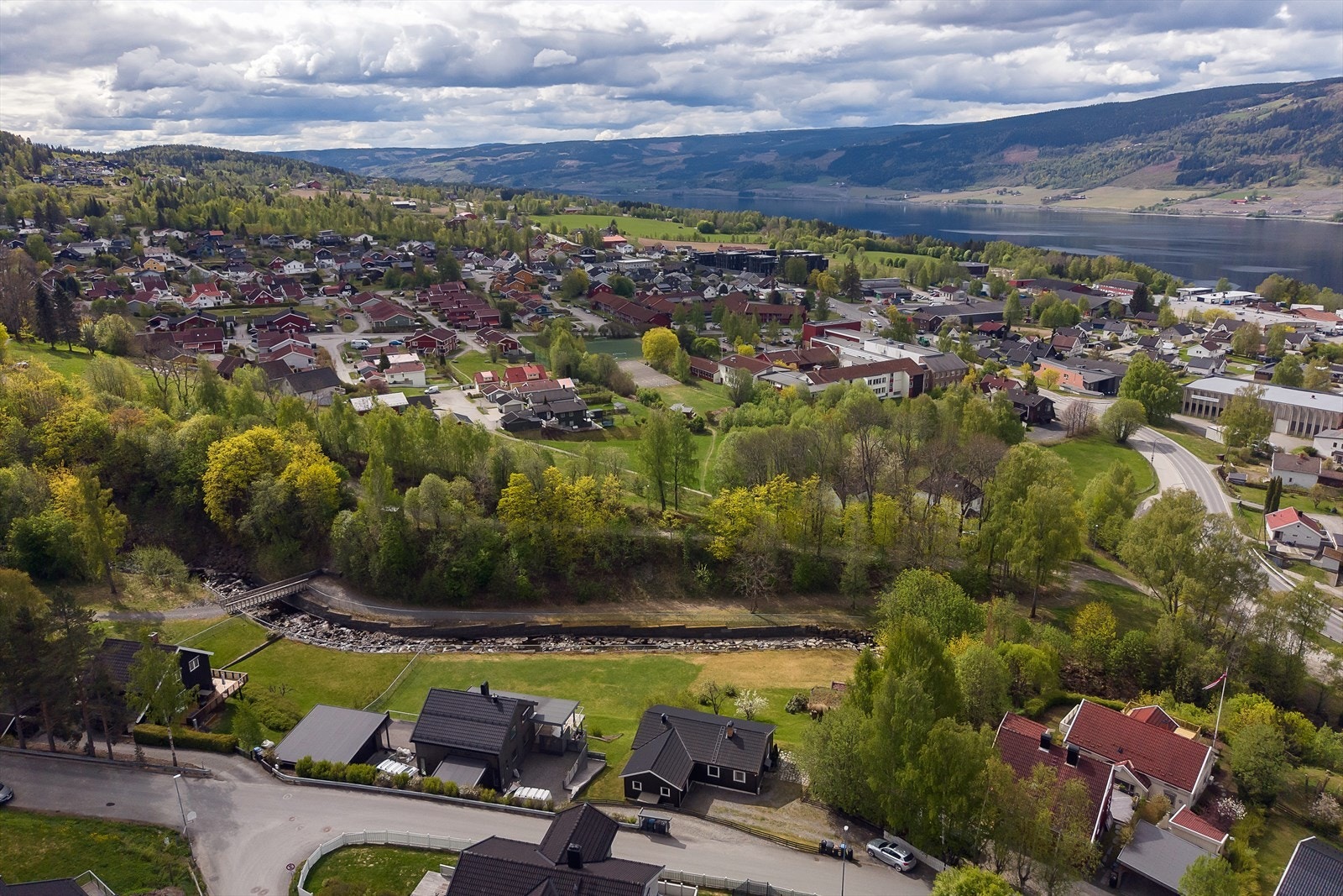 Barnehager, skole og u-skole ligger i kort avstand fra boligen. Galleribilde