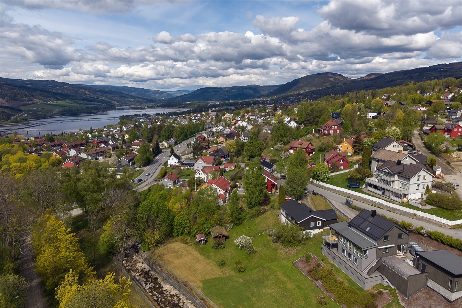 Beliggende i et veletablert og rolig boligområde på Søre Ål, med gangavstand til Lillehammer sentrum Galleribilde