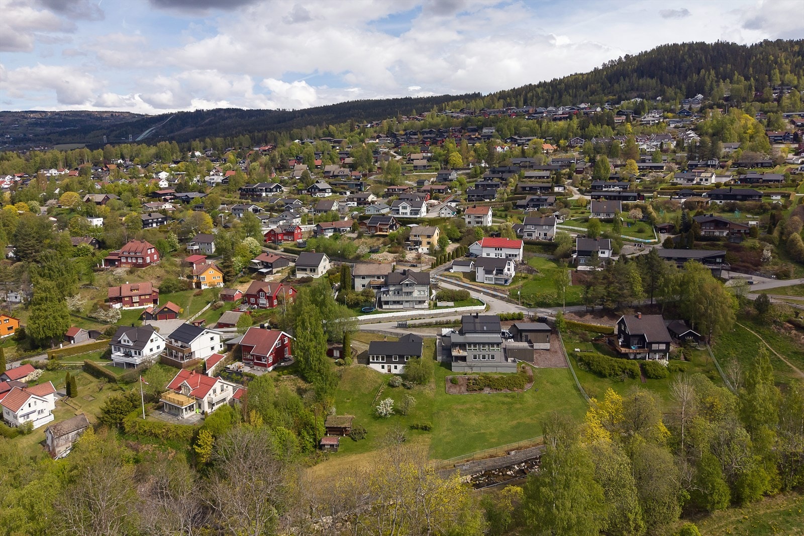 Området er rolig, solrikt og byr på kort vei til fine turområder. Galleribilde